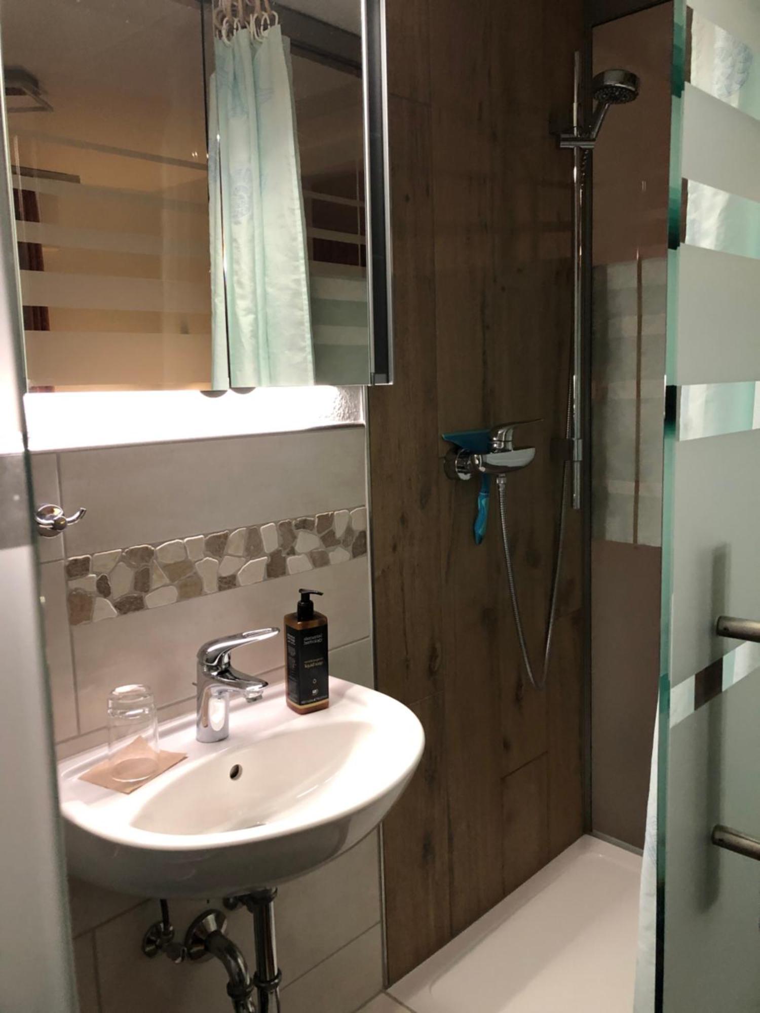 Aussichtszimmer Mit Modernem Glasbad Und Balkon Coblenza Esterno foto
